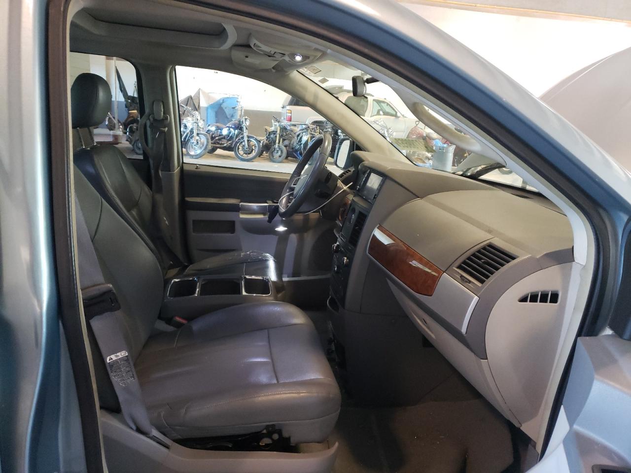 Photo 5 from auction – 2008 CHRYSLER TOWN & COU with VIN 2A8HR54P78R133913