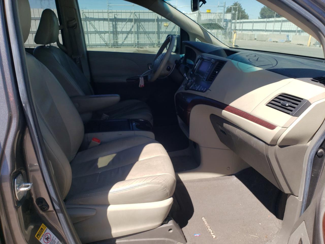 Photo 5 from auction – 2011 TOYOTA SIENNA XLE with VIN 5TDYK3DC1BS063434