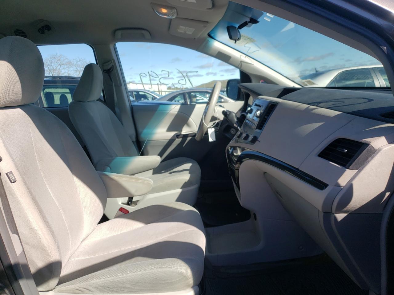 Photo 5 from auction – 2012 TOYOTA SIENNA with VIN 5TDZK3DCXCS212493