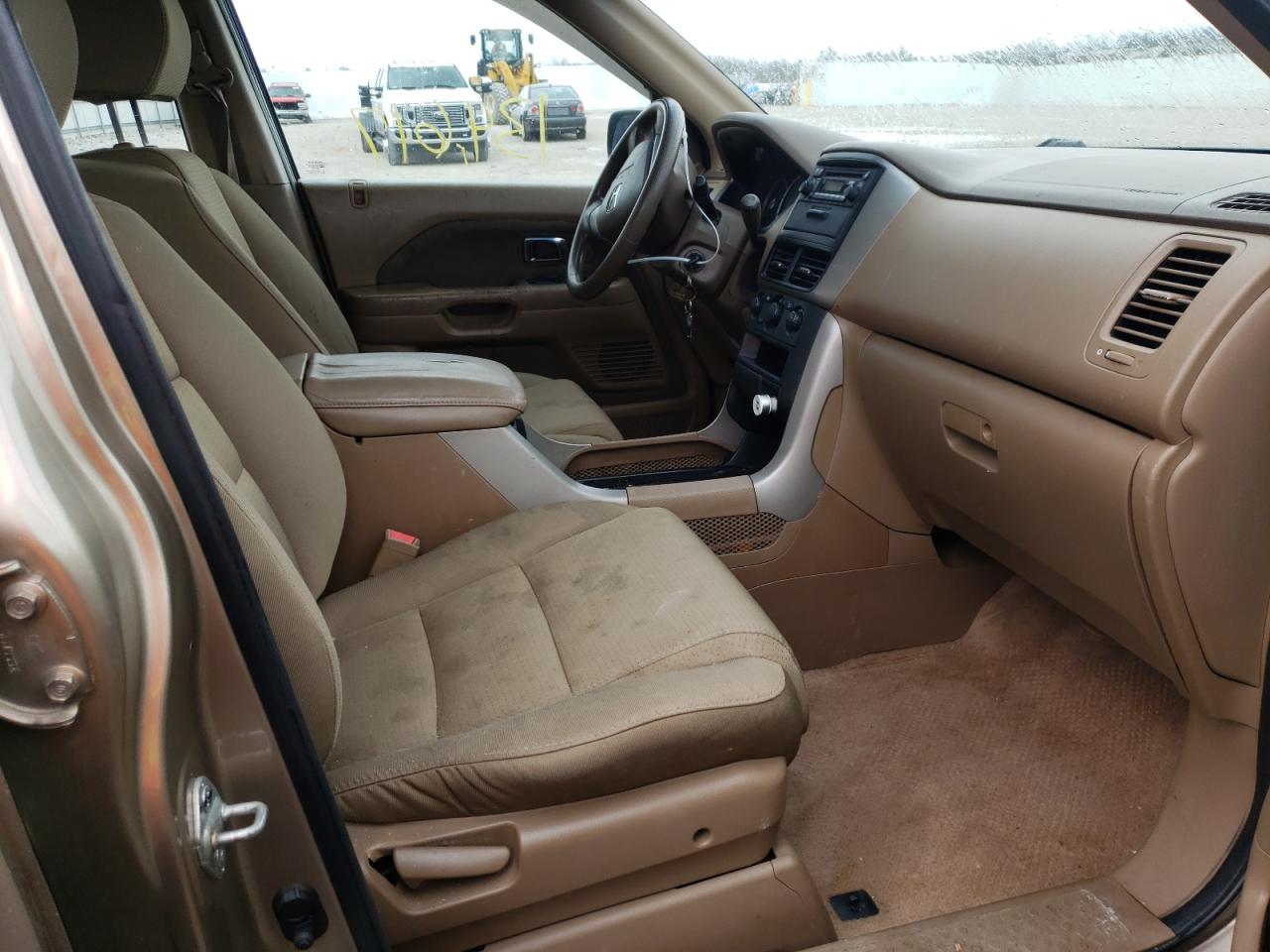 Photo 5 from auction – 2006 HONDA PILOT LX with VIN 5FNYF18146B018872
