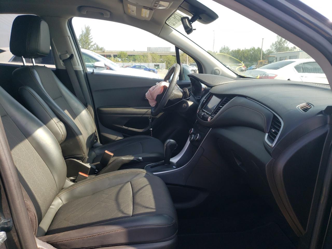 Photo 5 from auction – 2021 CHEVROLET TRAX 1LT with VIN KL7CJLSB2MB327243