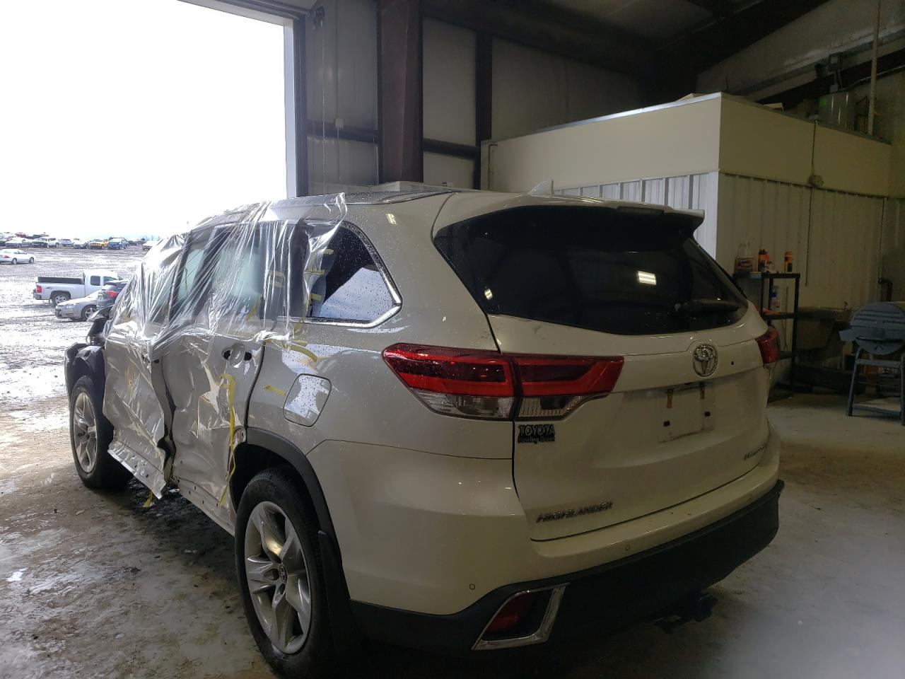 Photo 3 from auction – 2019 TOYOTA HIGHLANDER with VIN 5TDDZRFHXKS979535