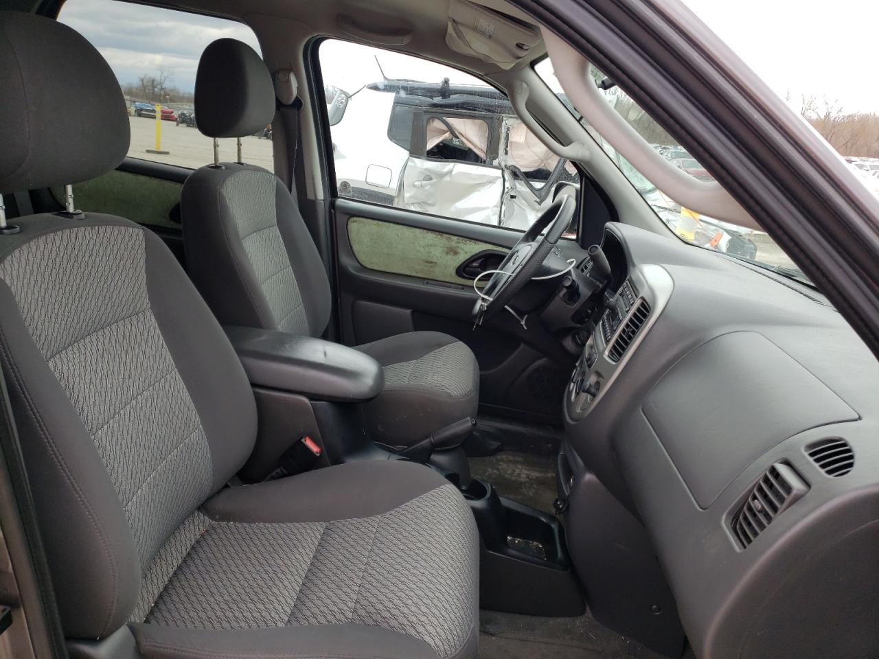 Photo 5 from auction – 2003 FORD ESCAPE XLT with VIN 1FMYU93153KD49109