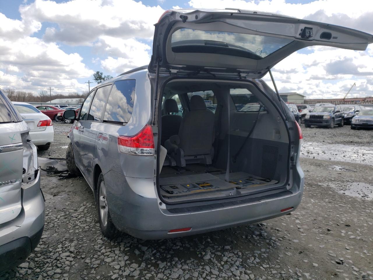 Photo 3 from auction – 2013 TOYOTA SIENNA LE with VIN 5TDKK3DC0DS296830