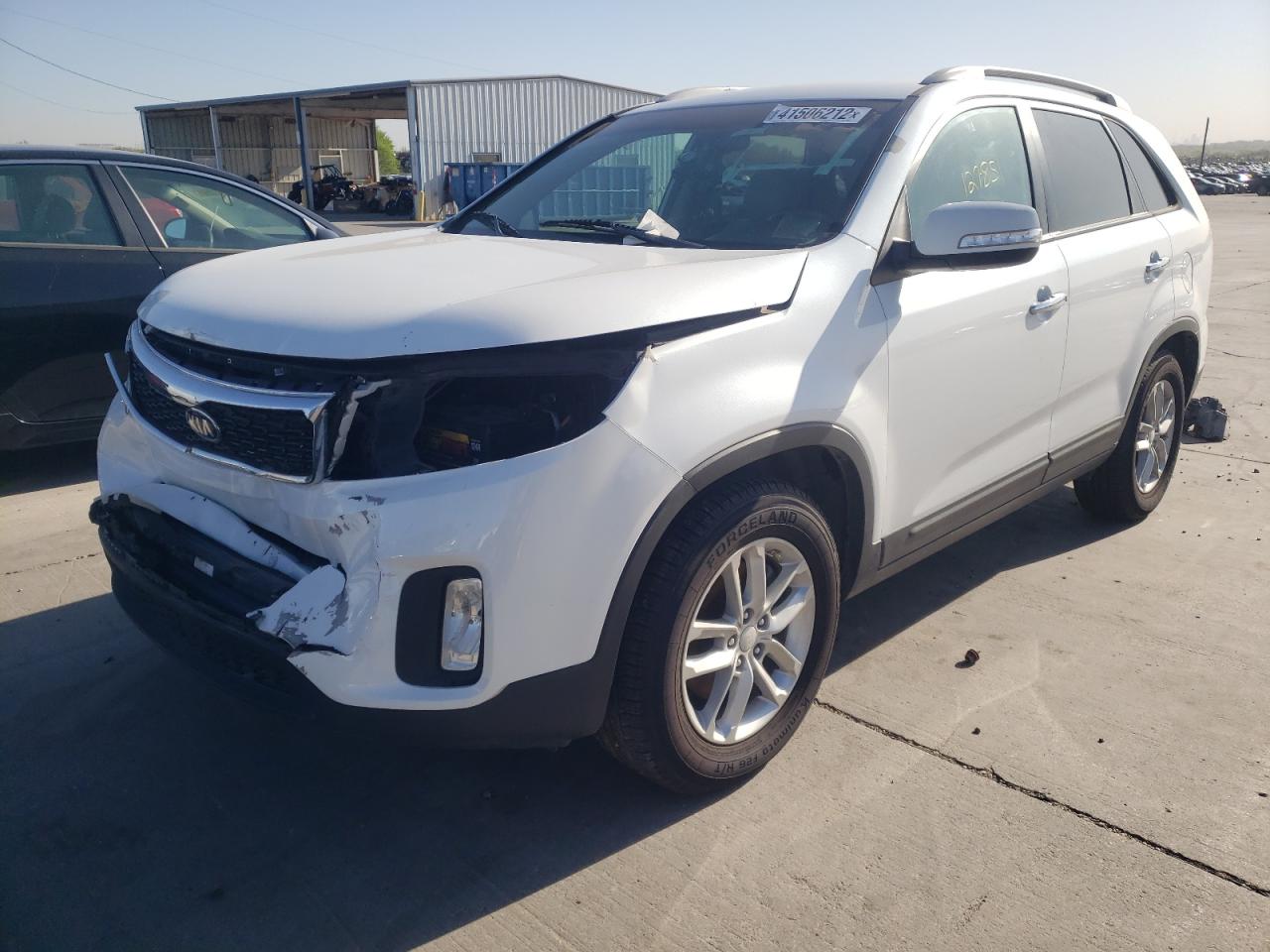 Photo 2 from auction – 2015 KIA SORENTO LX with VIN 5XYKT3A67FG620481