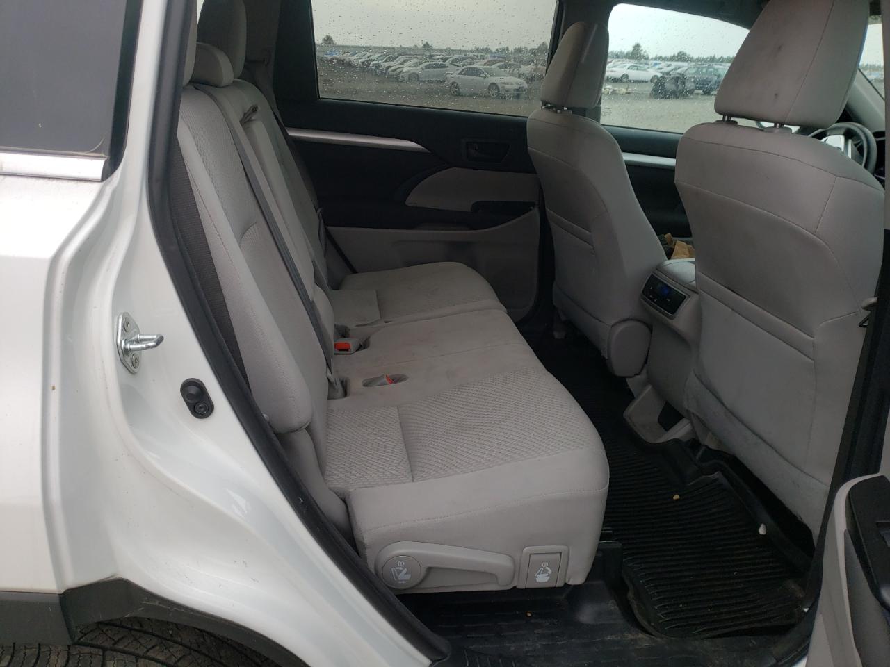 Photo 6 from auction – 2016 TOYOTA HIGHLANDER with VIN 5TDZKRFH3GS182870