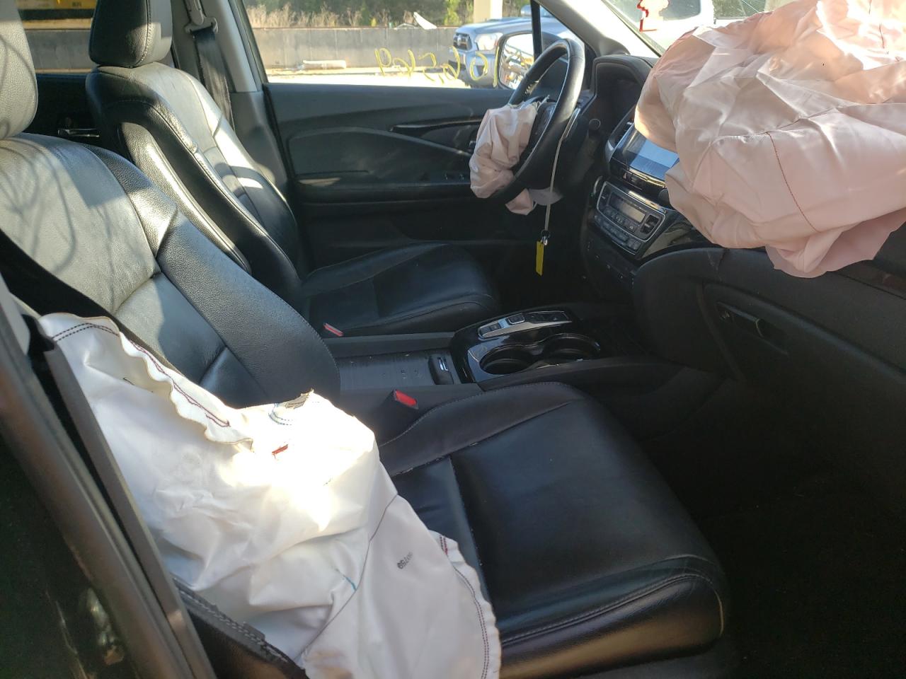 Photo 5 from auction – 2016 HONDA PILOT TOUR with VIN 5FNYF5H90GB026353
