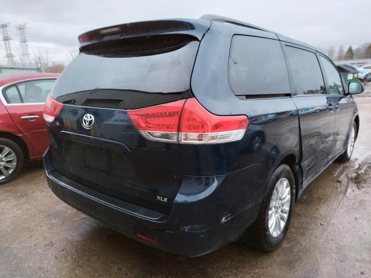 Photo 4 from auction – 2011 TOYOTA SIENNA XLE with VIN 5TDYK3DC5BS148972