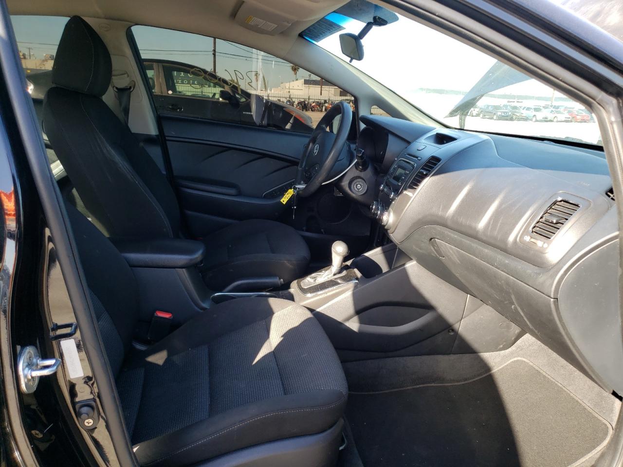 Photo 5 from auction – 2017 KIA FORTE LX with VIN 3KPFK4A78HE095871