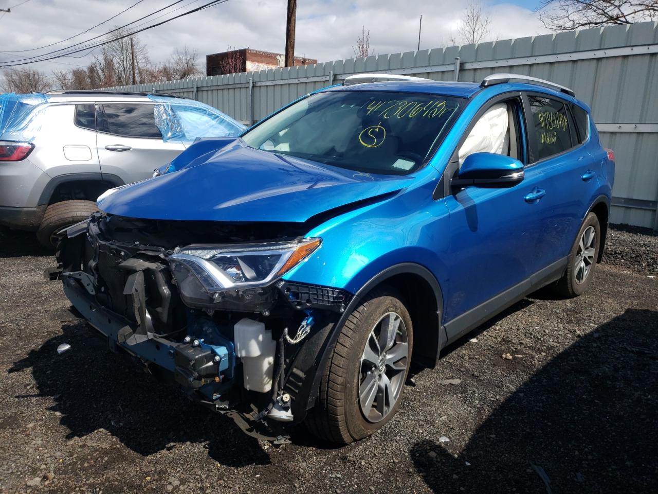 Photo 2 from auction – 2016 TOYOTA RAV4 XLE with VIN JTMRFREV4GJ069793