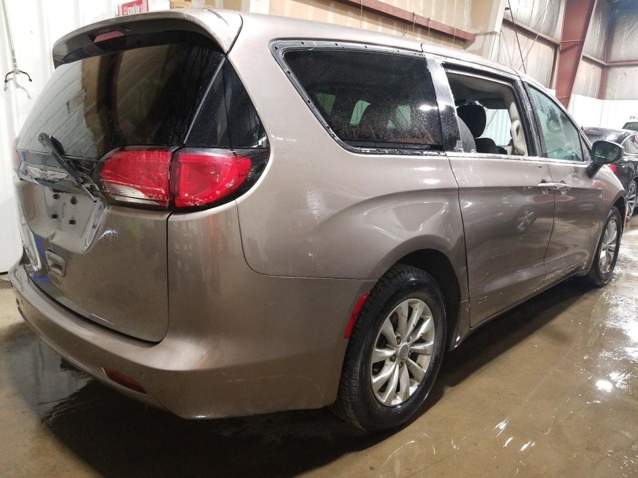 Photo 4 from auction – 2017 CHRYSLER PACIFICA T with VIN 2C4RC1DG2HR537725