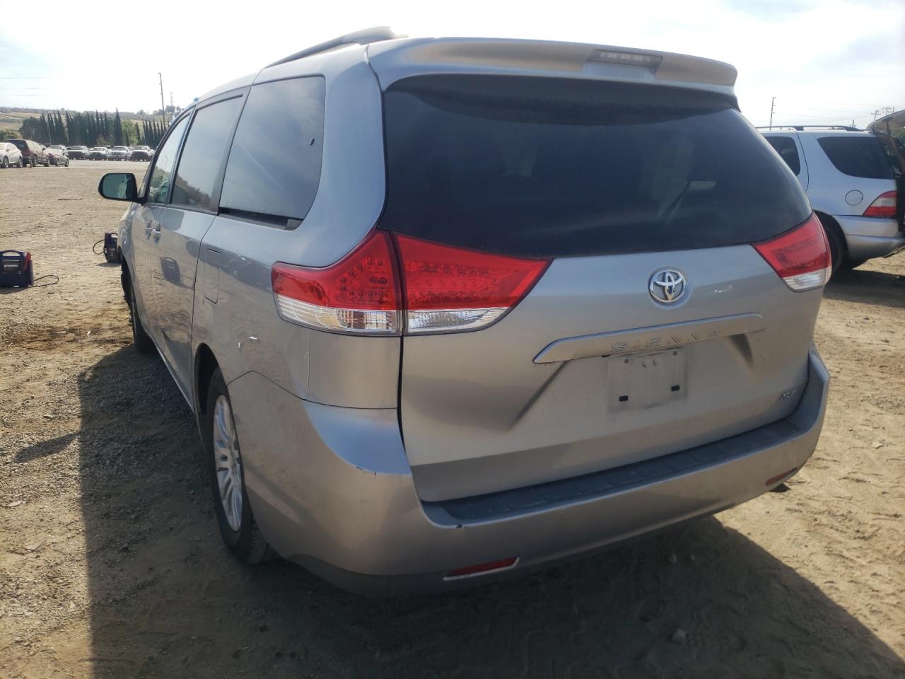 Photo 3 from auction – 2014 TOYOTA SIENNA XLE with VIN 5TDYK3DC2ES441698