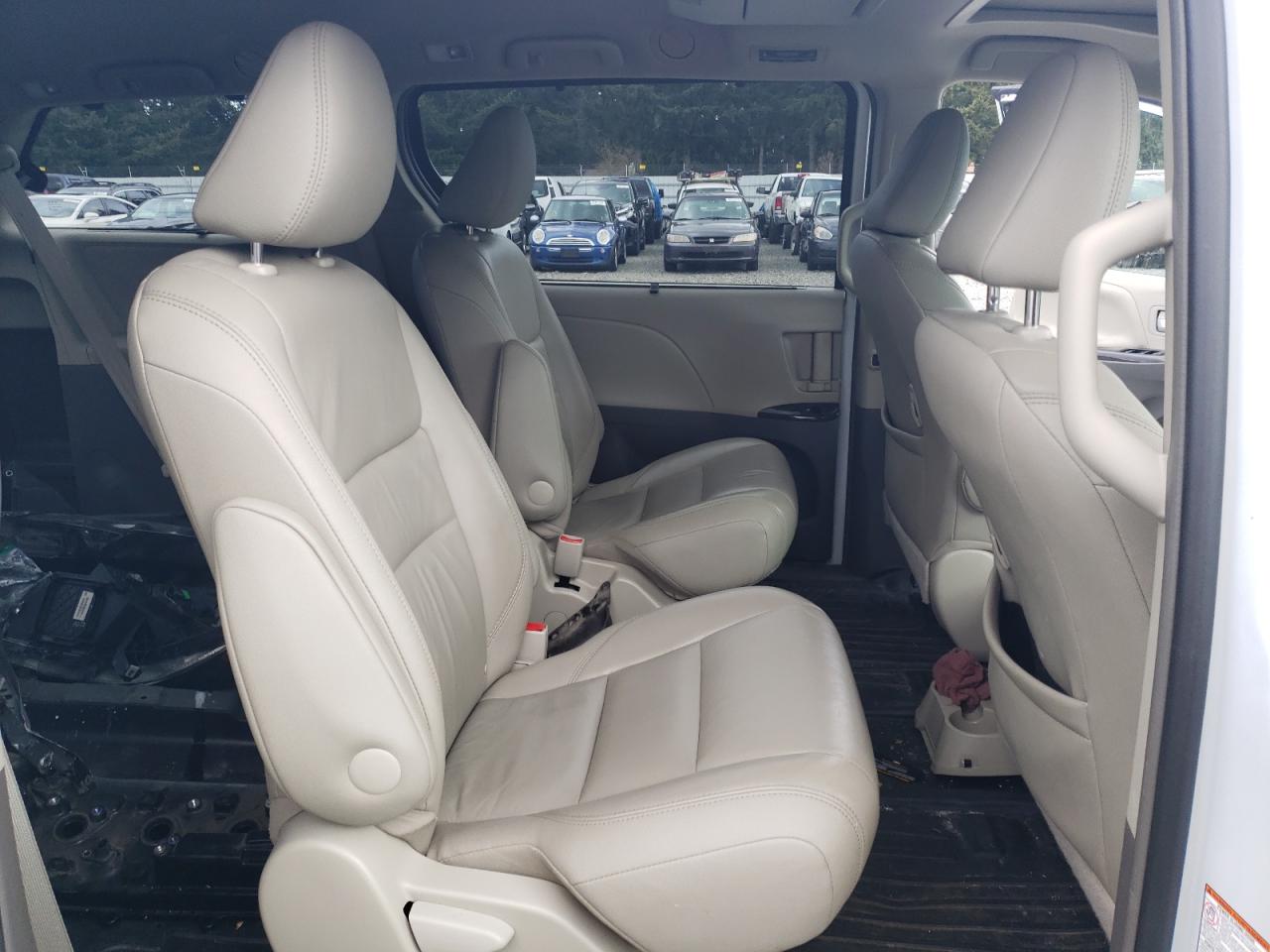 Photo 6 from auction – 2017 TOYOTA SIENNA XLE with VIN 5TDDZ3DC2HS152593