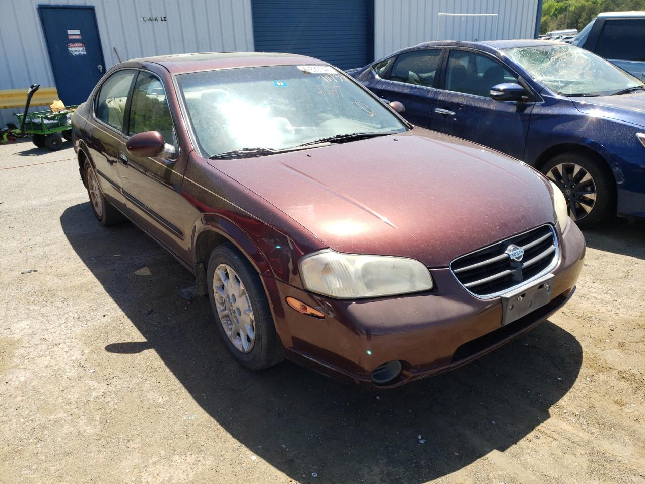 NISSAN MAXIMA GLE 2000 with VIN JN1CA31D7YT707333 - Photo from auction