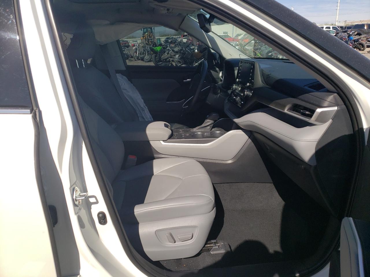 Photo 5 from auction – 2021 TOYOTA HIGHLANDER with VIN 5TDHZRAH2MS529941