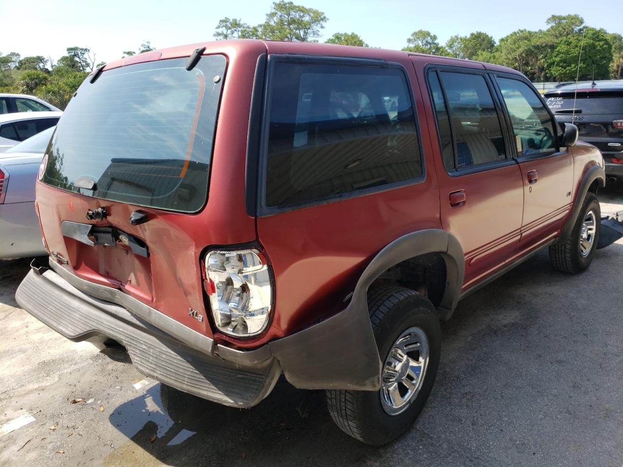 Photo 4 from auction – 2000 FORD EXPLORER X with VIN 1FMDU62X3YUB28204