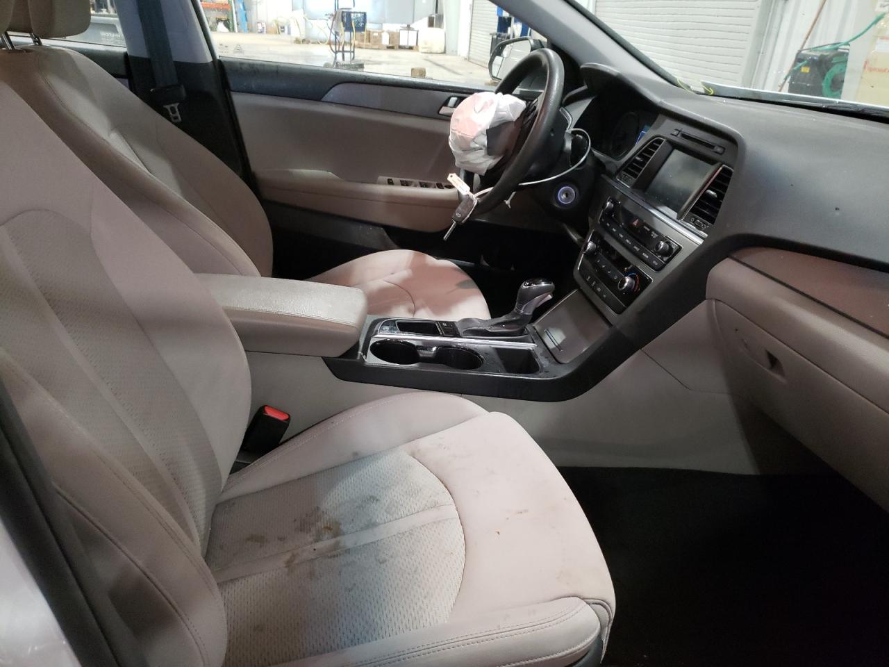 Photo 5 from auction – 2016 HYUNDAI SONATA SE with VIN 5NPE24AF1GH353726