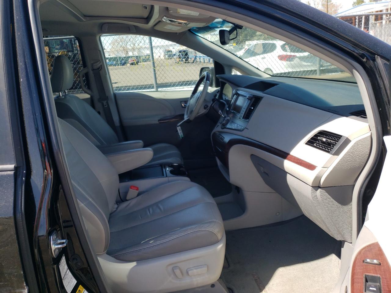 Photo 5 from auction – 2011 TOYOTA SIENNA XLE with VIN 5TDDK3DC9BS009605