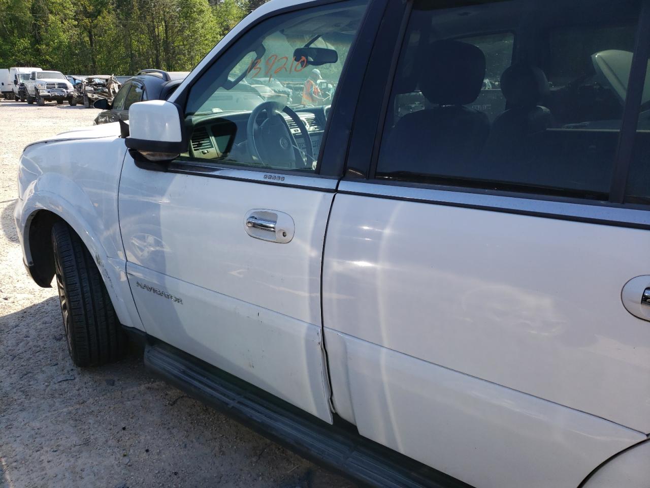 Photo 9 from auction – 2005 LINCOLN NAVIGATOR with VIN 5LMFU27545LJ08969