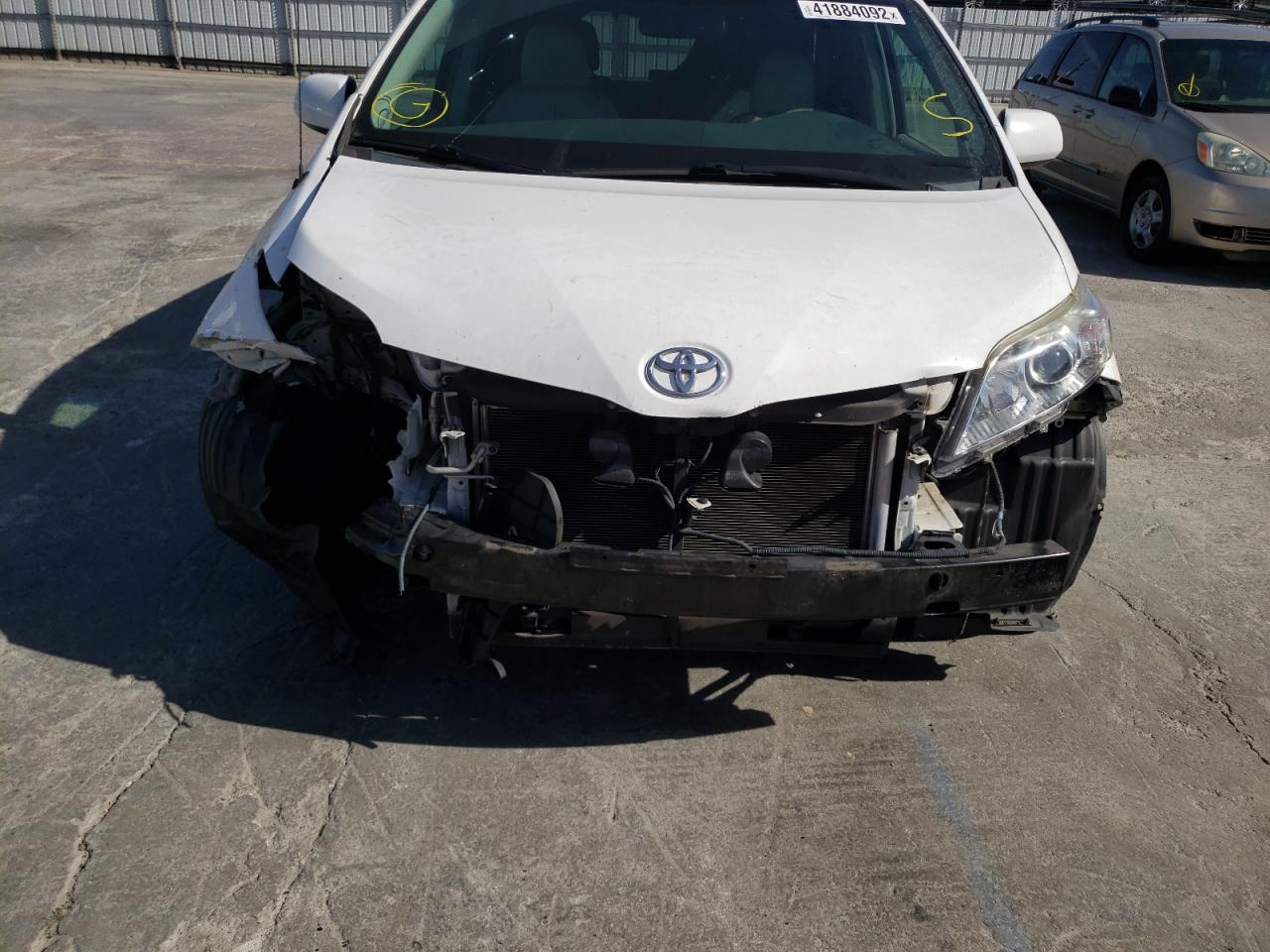 Photo 9 from auction – 2014 TOYOTA SIENNA XLE with VIN 5TDYK3DC3ES489940