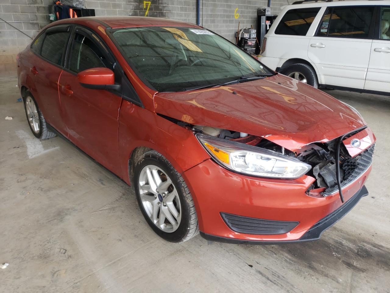 FORD FOCUS SE 2018 z numerem VIN 1FADP3FEXJL255617 - Zdjęcie z aukcji