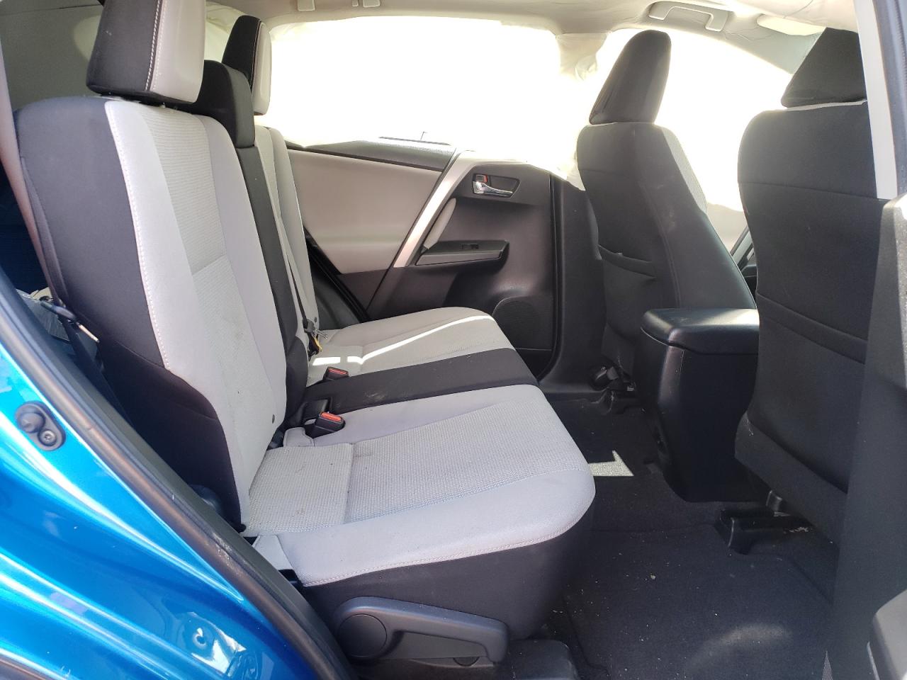 Photo 6 from auction – 2016 TOYOTA RAV4 XLE with VIN JTMRFREV4GJ069793