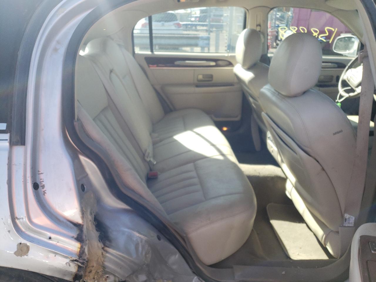 Photo 6 from auction – 2004 LINCOLN TOWN CAR E with VIN 1LNHM81W34Y647598