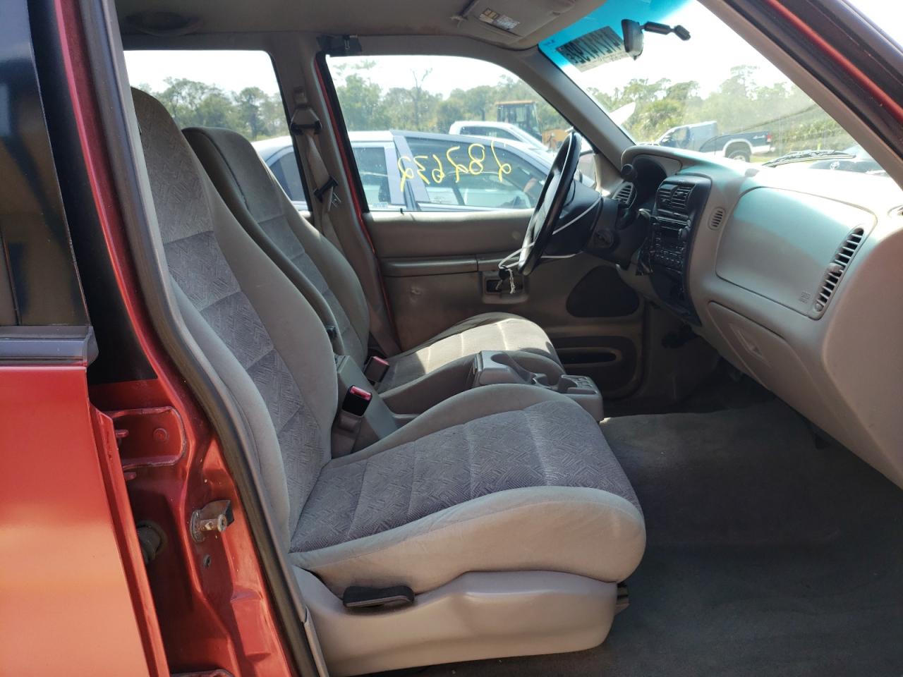Photo 5 from auction – 2000 FORD EXPLORER X with VIN 1FMDU62X3YUB28204