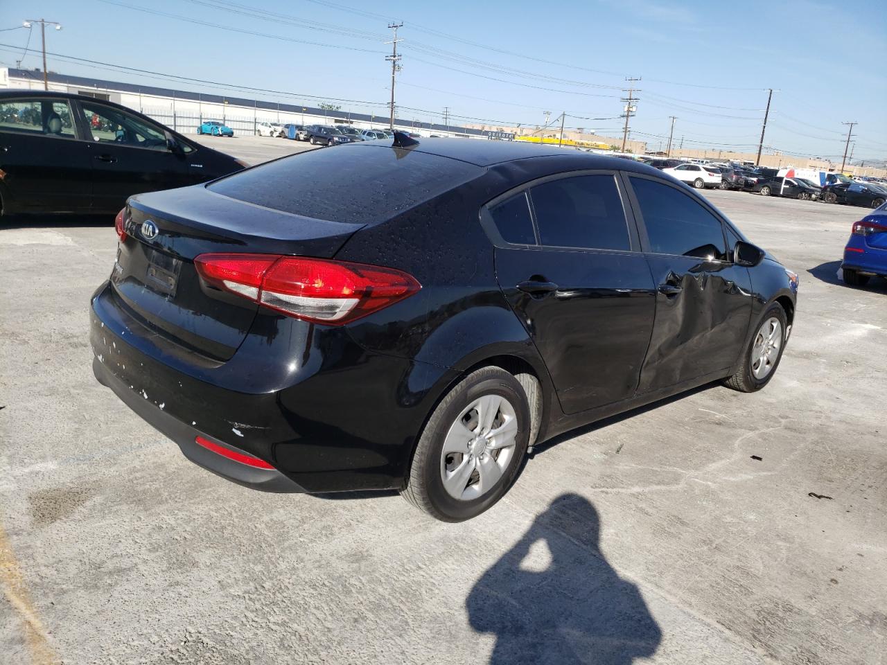 Photo 4 from auction – 2017 KIA FORTE LX with VIN 3KPFK4A78HE095871