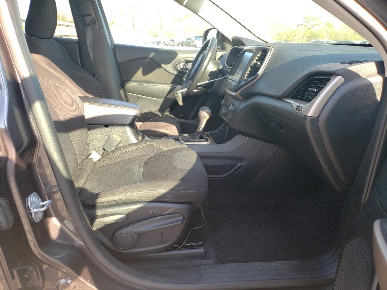 Photo 5 from auction – 2017 JEEP CHEROKEE L with VIN 1C4PJLCB8HW667644