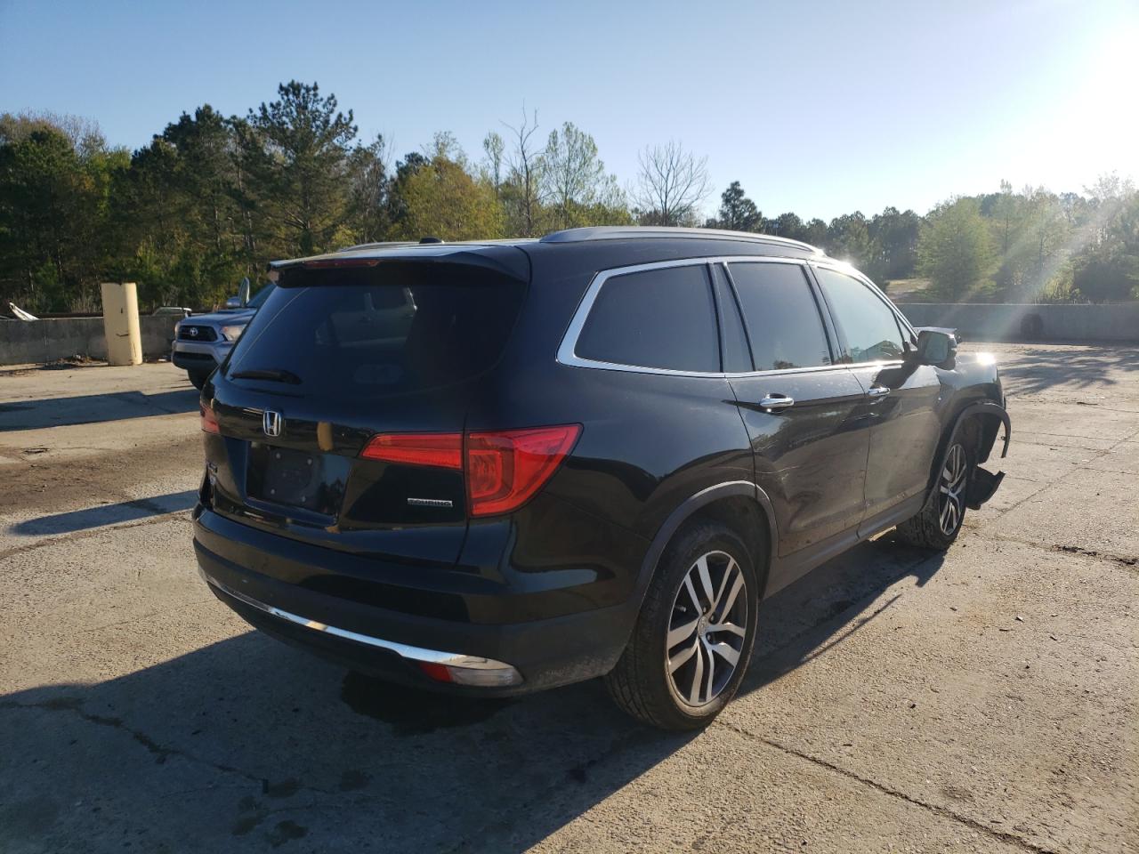 Photo 4 from auction – 2016 HONDA PILOT TOUR with VIN 5FNYF5H90GB026353