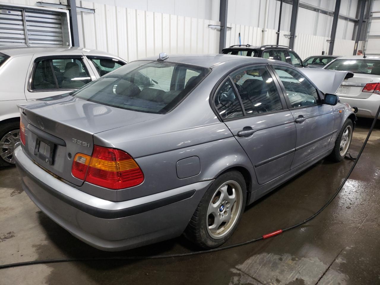 Photo 4 from auction – 2005 BMW 325 I with VIN WBAEV33405KW18807