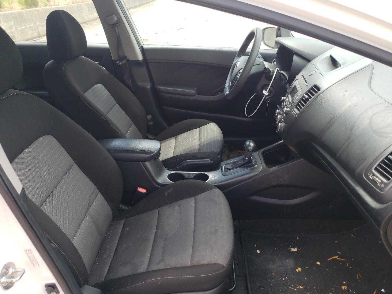 Photo 5 from auction – 2016 KIA FORTE LX with VIN KNAFK5A85G5592527
