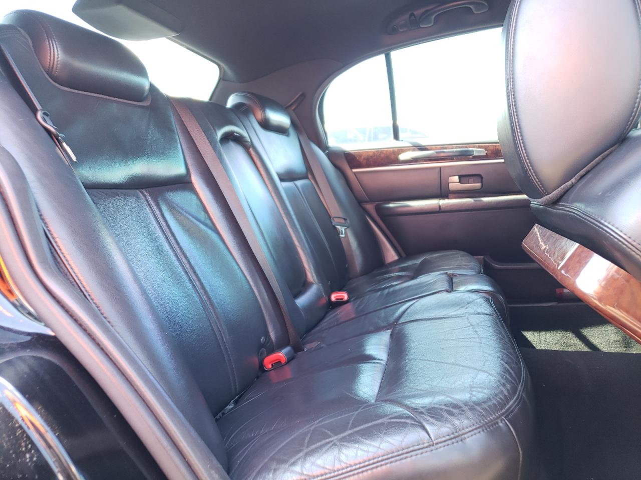 Photo 6 from auction – 2011 LINCOLN TOWN CAR E with VIN 2LNBL8EV2BX754374