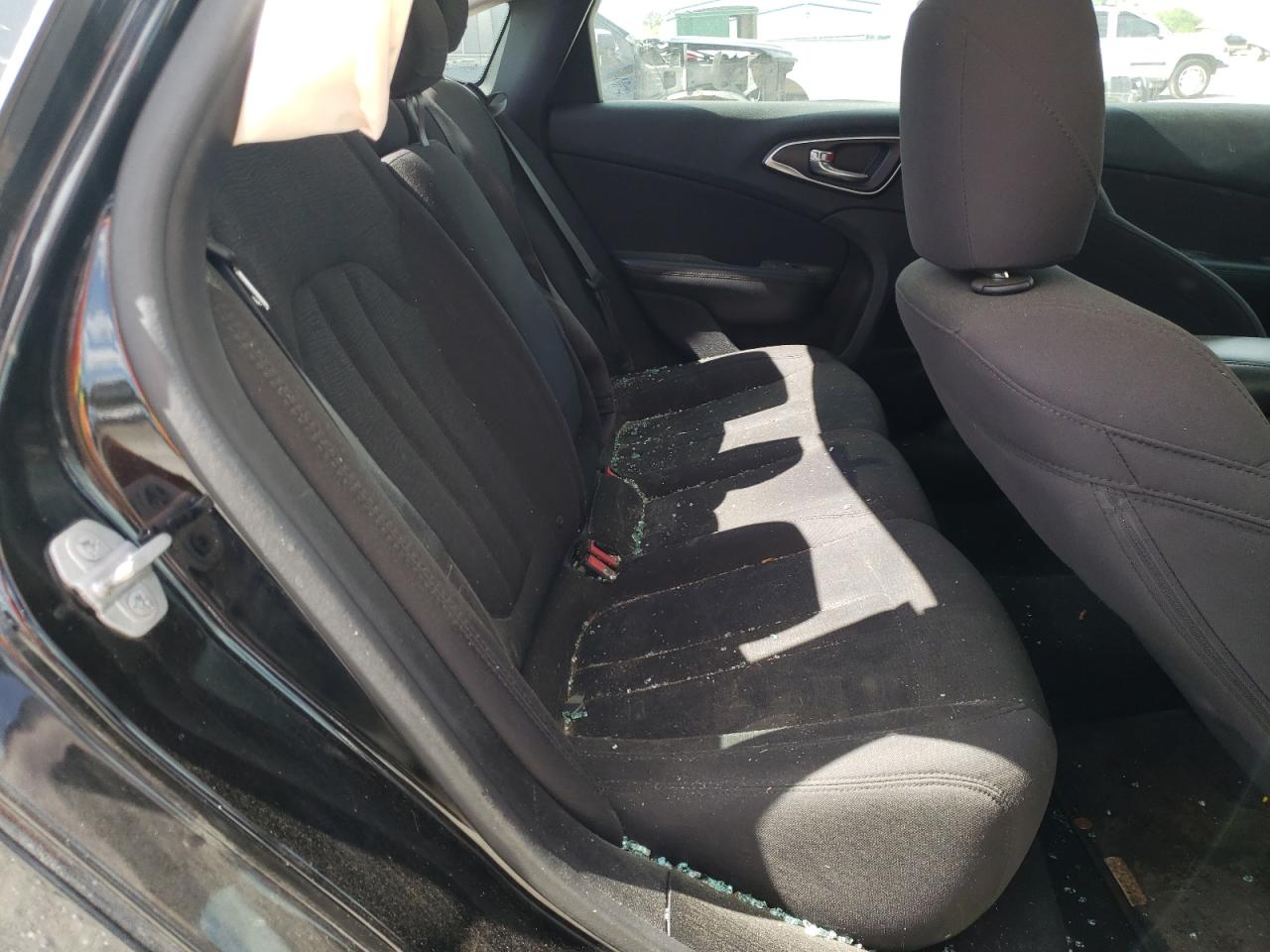 Photo 6 from auction – 2015 CHRYSLER 200 LIMITE with VIN 1C3CCCABXFN633420