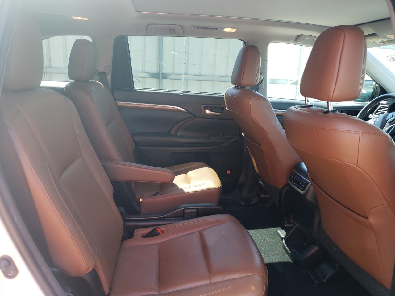 Photo 6 from auction – 2017 TOYOTA HIGHLANDER with VIN 5TDDGRFH6HS021281