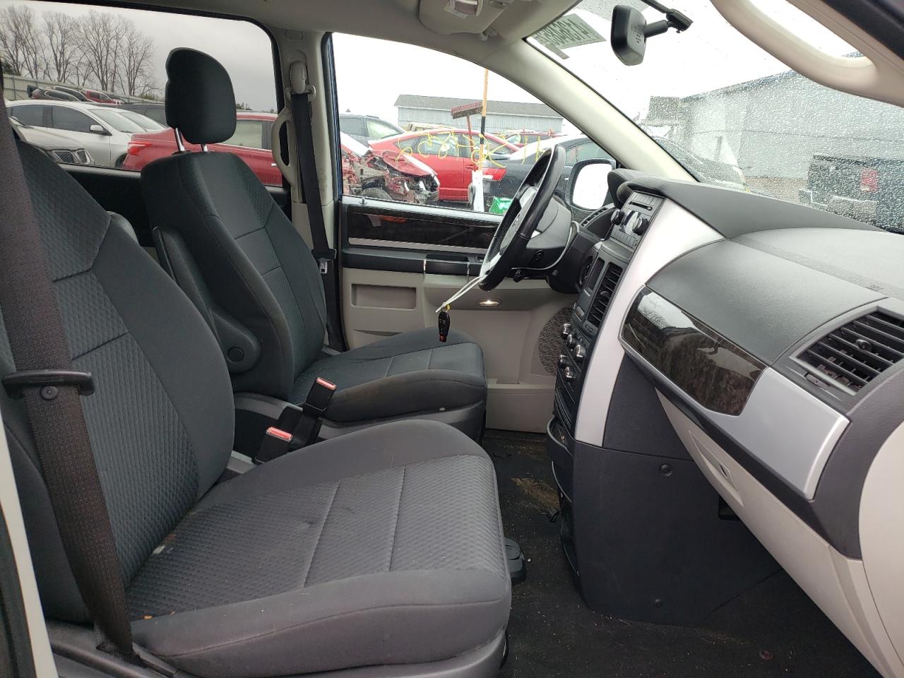 Photo 5 from auction – 2010 DODGE GRAND CARA with VIN 2D4RN5D10AR497280