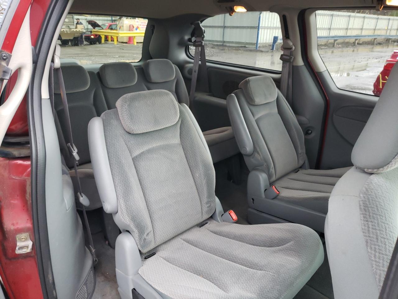 Photo 6 from auction – 2005 CHRYSLER TOWN & COU with VIN 2C4GP54L85R388961