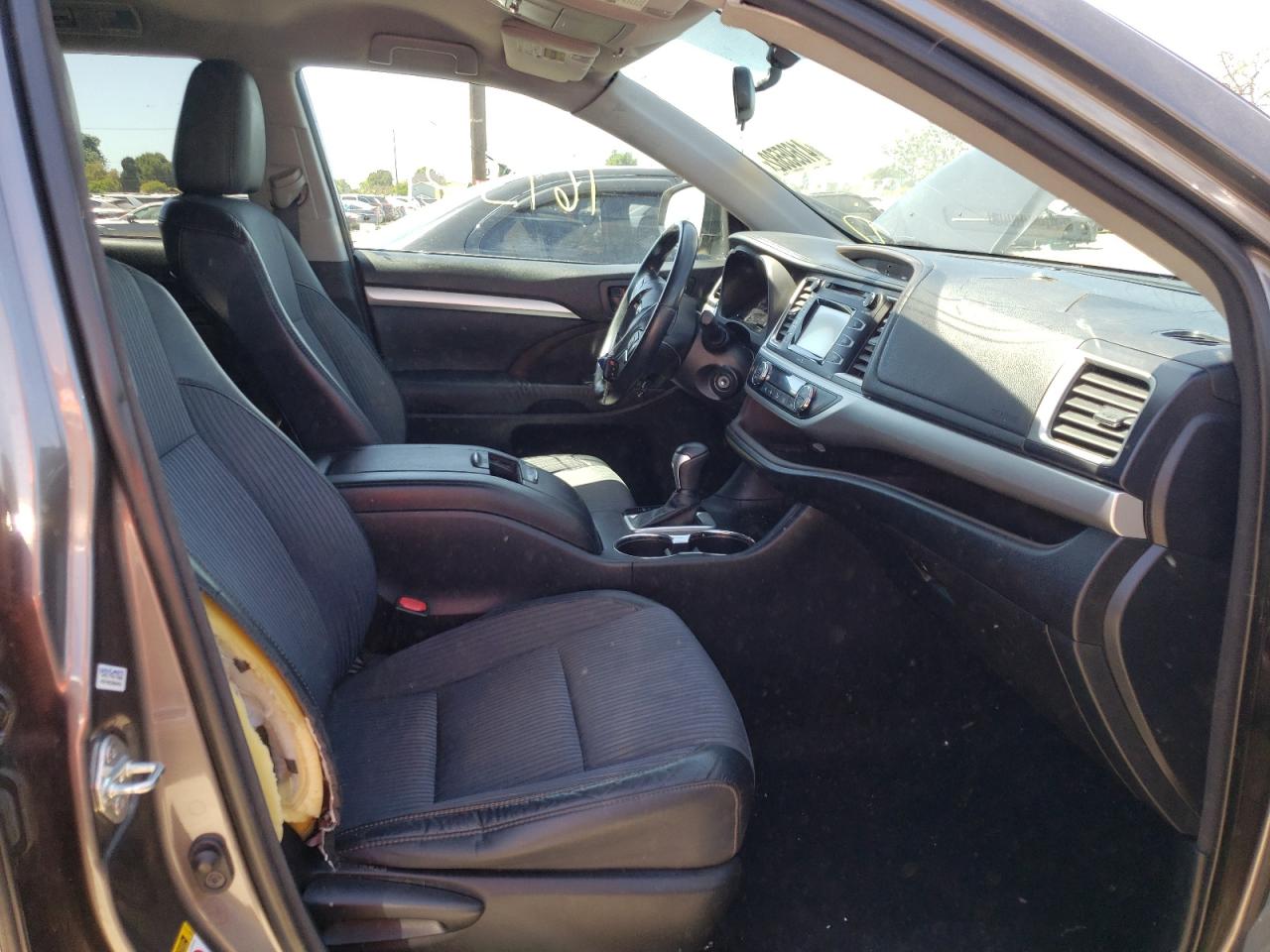 Photo 5 from auction – 2015 TOYOTA HIGHLANDER with VIN 5TDZKRFH9FS087695