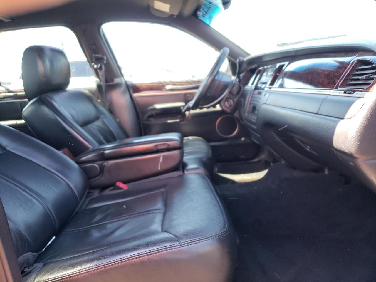 Photo 5 from auction – 2011 LINCOLN TOWN CAR E with VIN 2LNBL8EV2BX754374