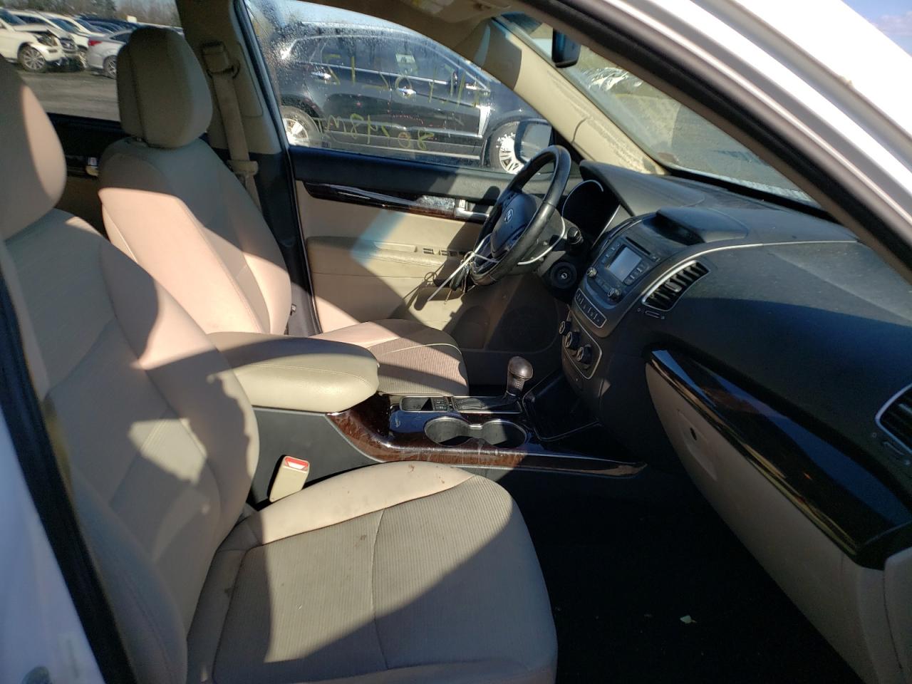 Photo 5 from auction – 2015 KIA SORENTO LX with VIN 5XYKTCA69FG554886