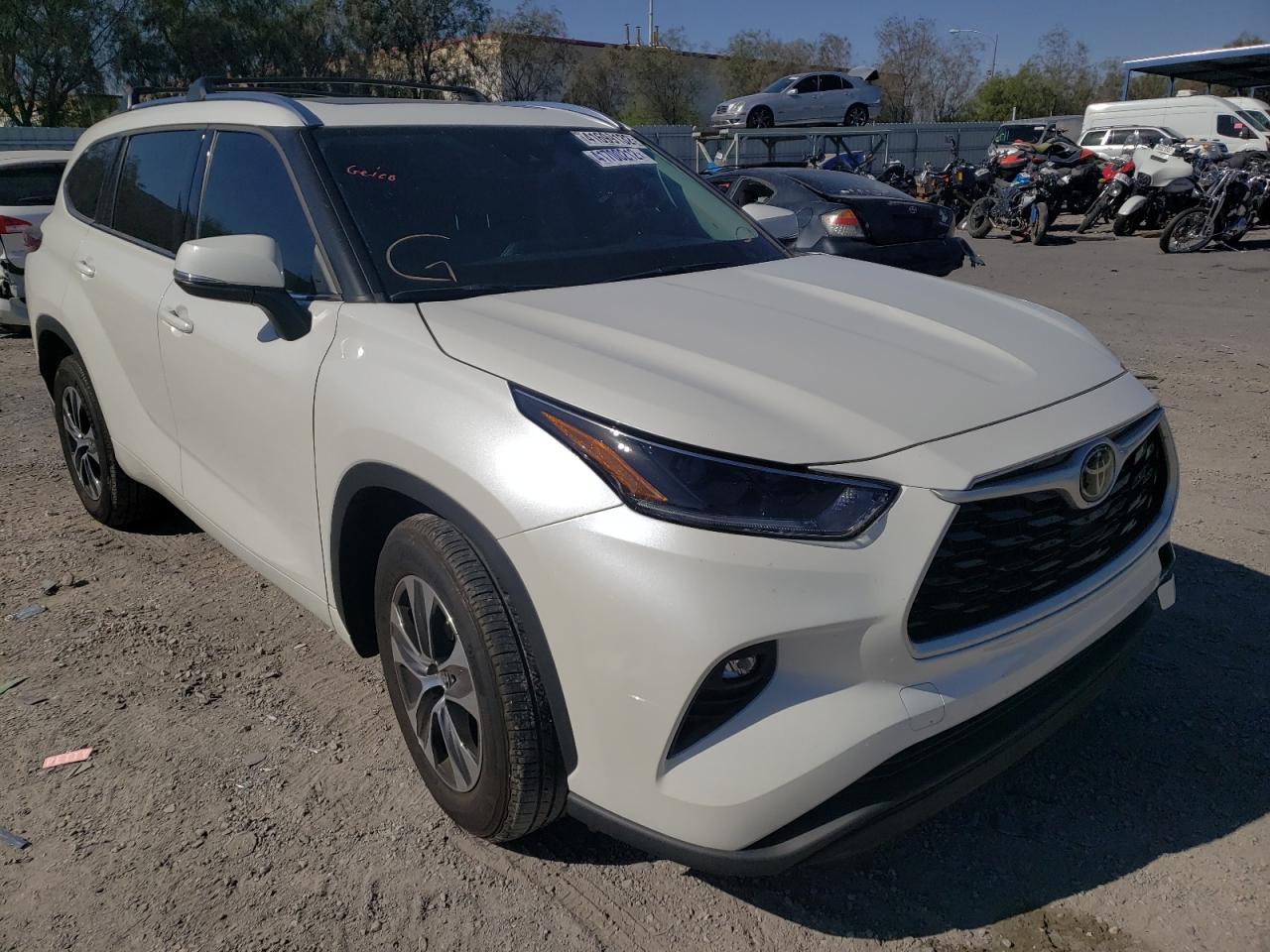TOYOTA HIGHLANDER 2021 with VIN 5TDHZRAH2MS529941 - Photo from auction