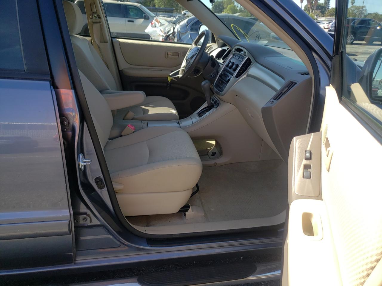Photo 5 from auction – 2005 TOYOTA HIGHLANDER with VIN JTEGD21A250129396