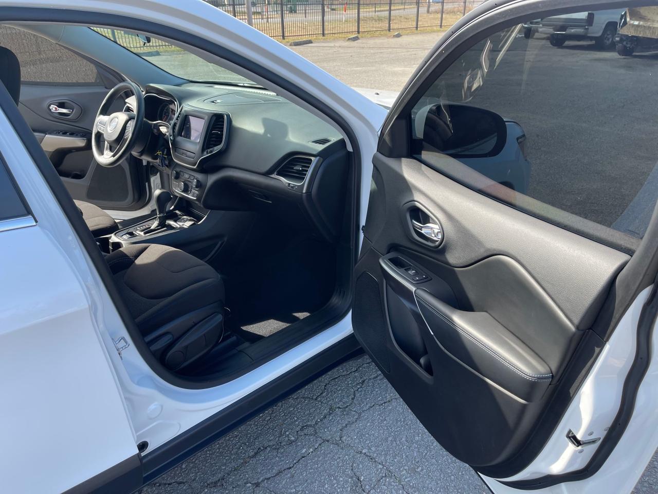 Photo 5 from auction – 2019 JEEP CHEROKEE L with VIN 1C4PJLCB5KD313373
