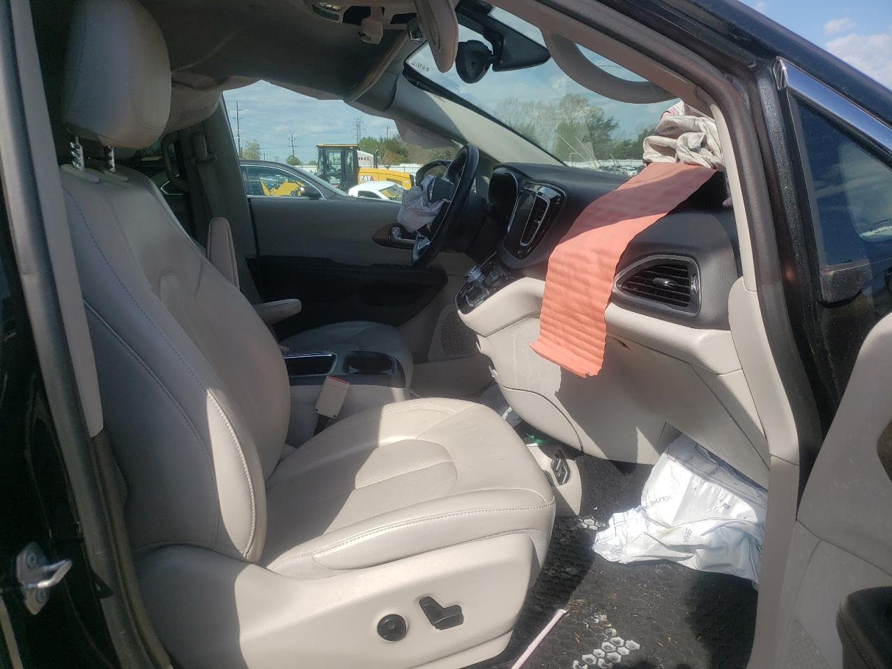 Photo 5 from auction – 2017 CHRYSLER PACIFICA T with VIN 2C4RC1EG5HR736055