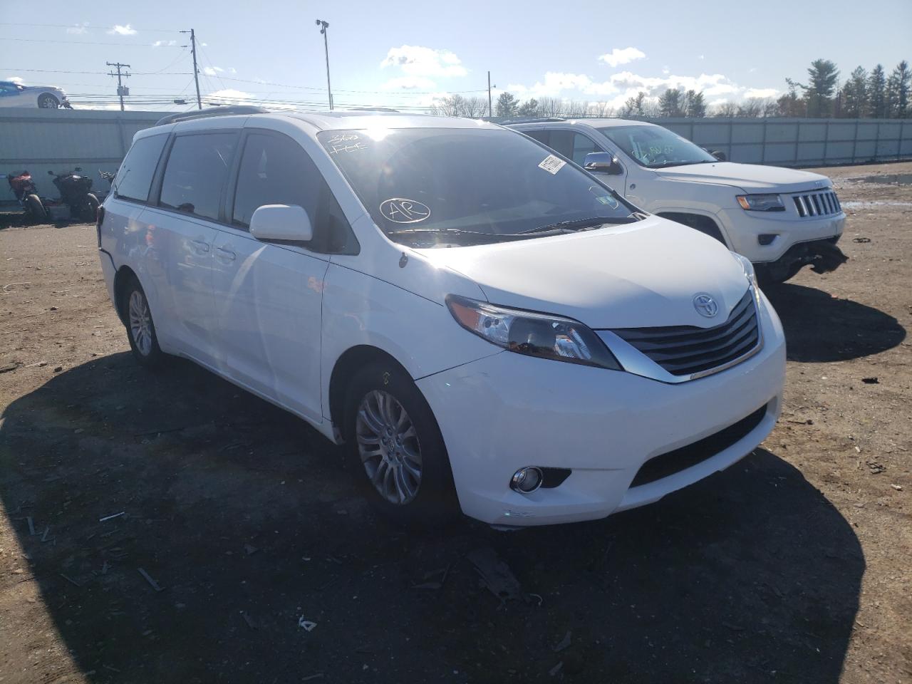 TOYOTA SIENNA XLE 2011 with VIN 5TDYK3DC3BS038289 - Photo from auction