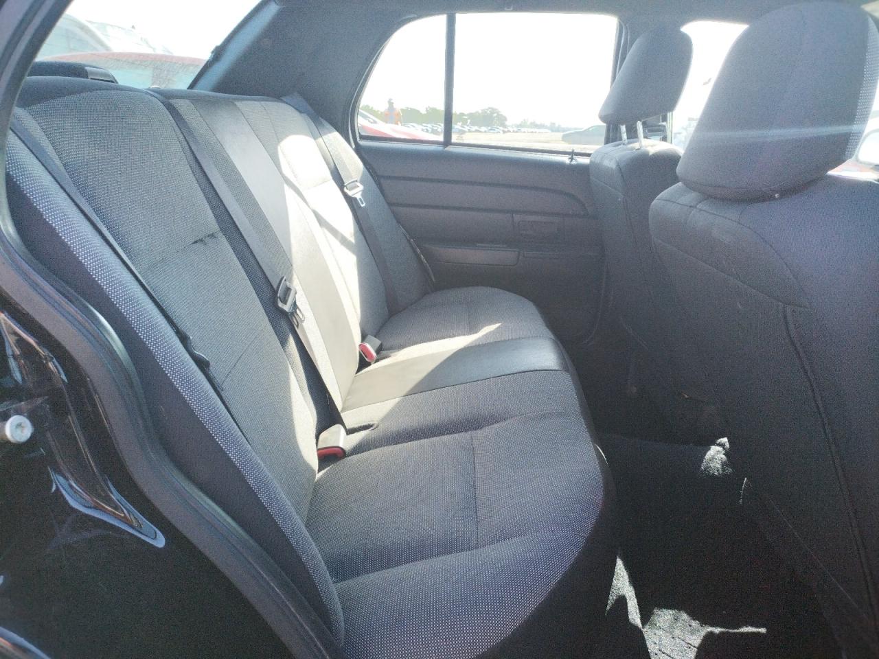 Photo 6 from auction – 2011 FORD CROWN VICT with VIN 2FABP7BV5BX148984