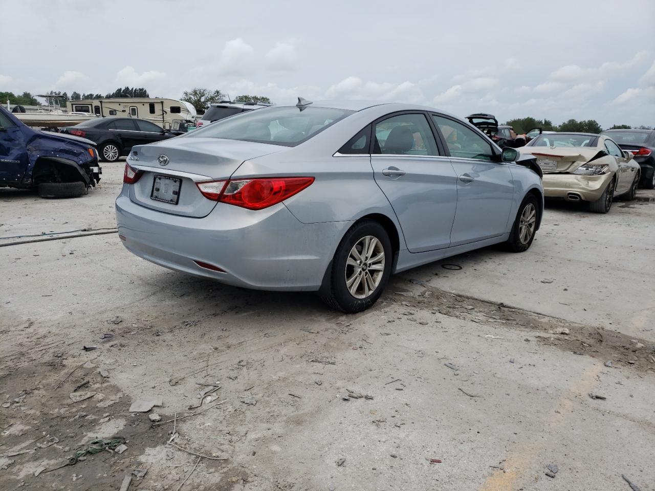 Photo 4 from auction – 2013 HYUNDAI SONATA GLS with VIN 5NPEB4AC9DH692199