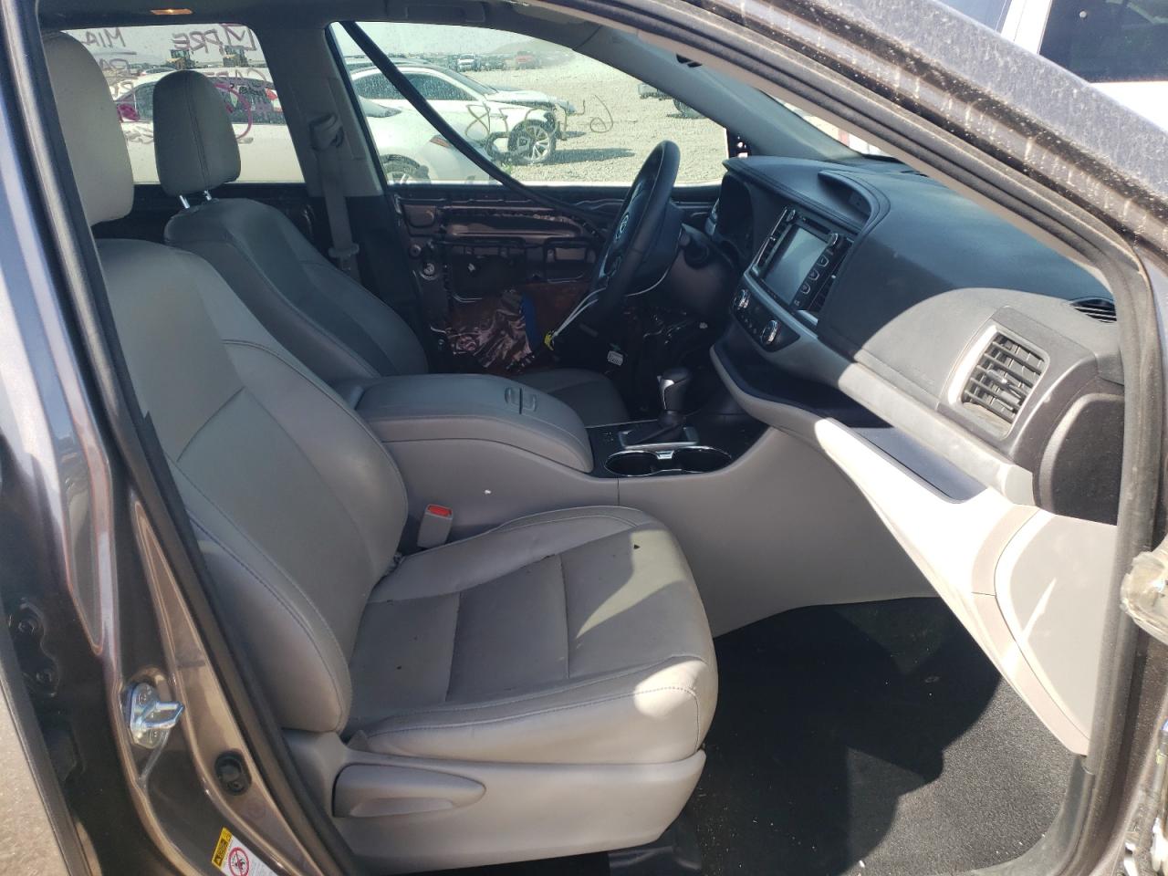 Photo 5 from auction – 2016 TOYOTA HIGHLANDER with VIN 5TDJKRFH3GS288720