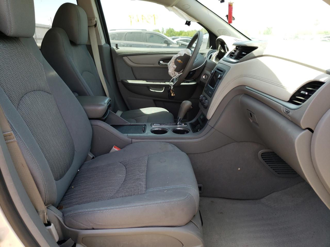 Photo 5 from auction – 2017 CHEVROLET TRAVERSE L with VIN 1GNKRFED8HJ161884